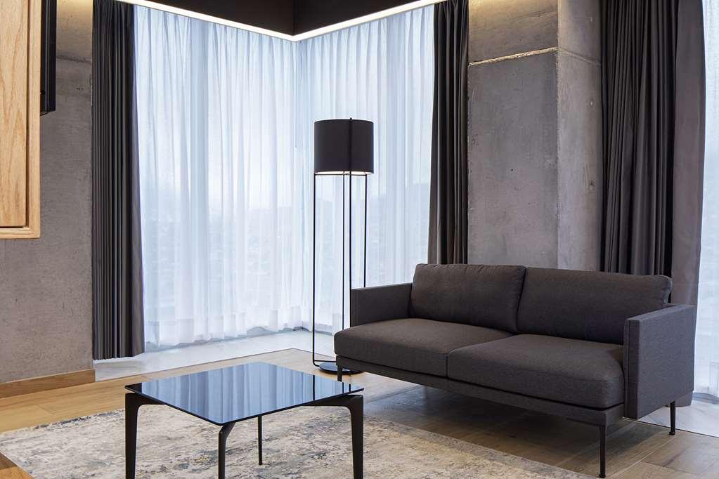 Galeria Plaza Monterrey 호텔 객실 사진 A floor lamp