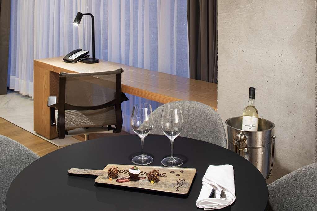 Galeria Plaza Monterrey 호텔 외부 사진 A wine and cheese plate