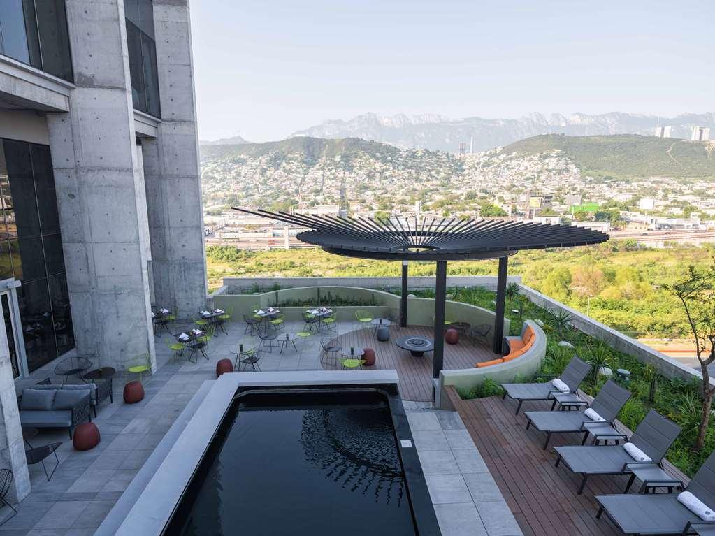 Galeria Plaza Monterrey 호텔 시설 사진 Rooftop pool at the hotel