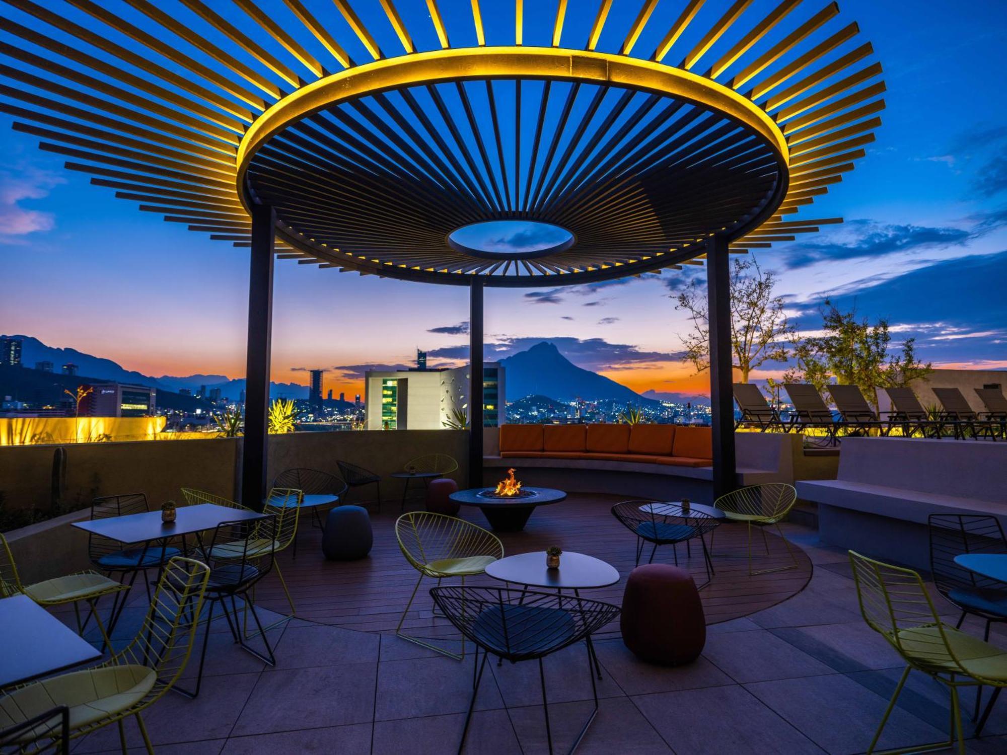 Galeria Plaza Monterrey 호텔 외부 사진 Rooftop bar at the hotel