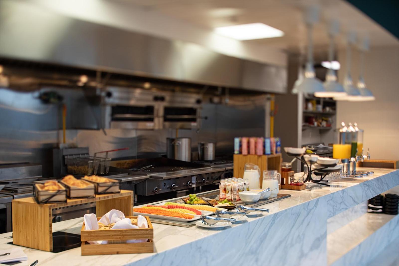 Galeria Plaza Monterrey 호텔 외부 사진 The buffet at the restaurant