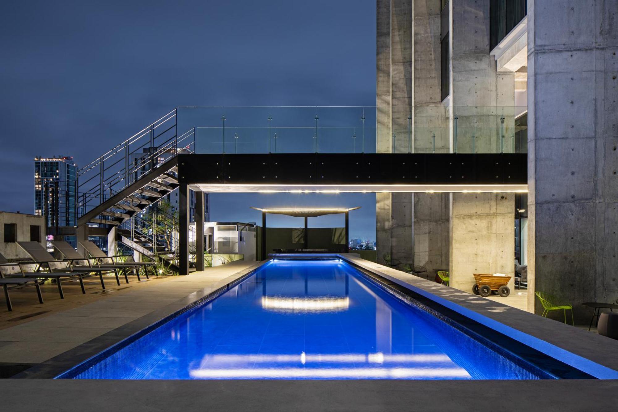 Galeria Plaza Monterrey 호텔 외부 사진 The pool at the rooftop of the building