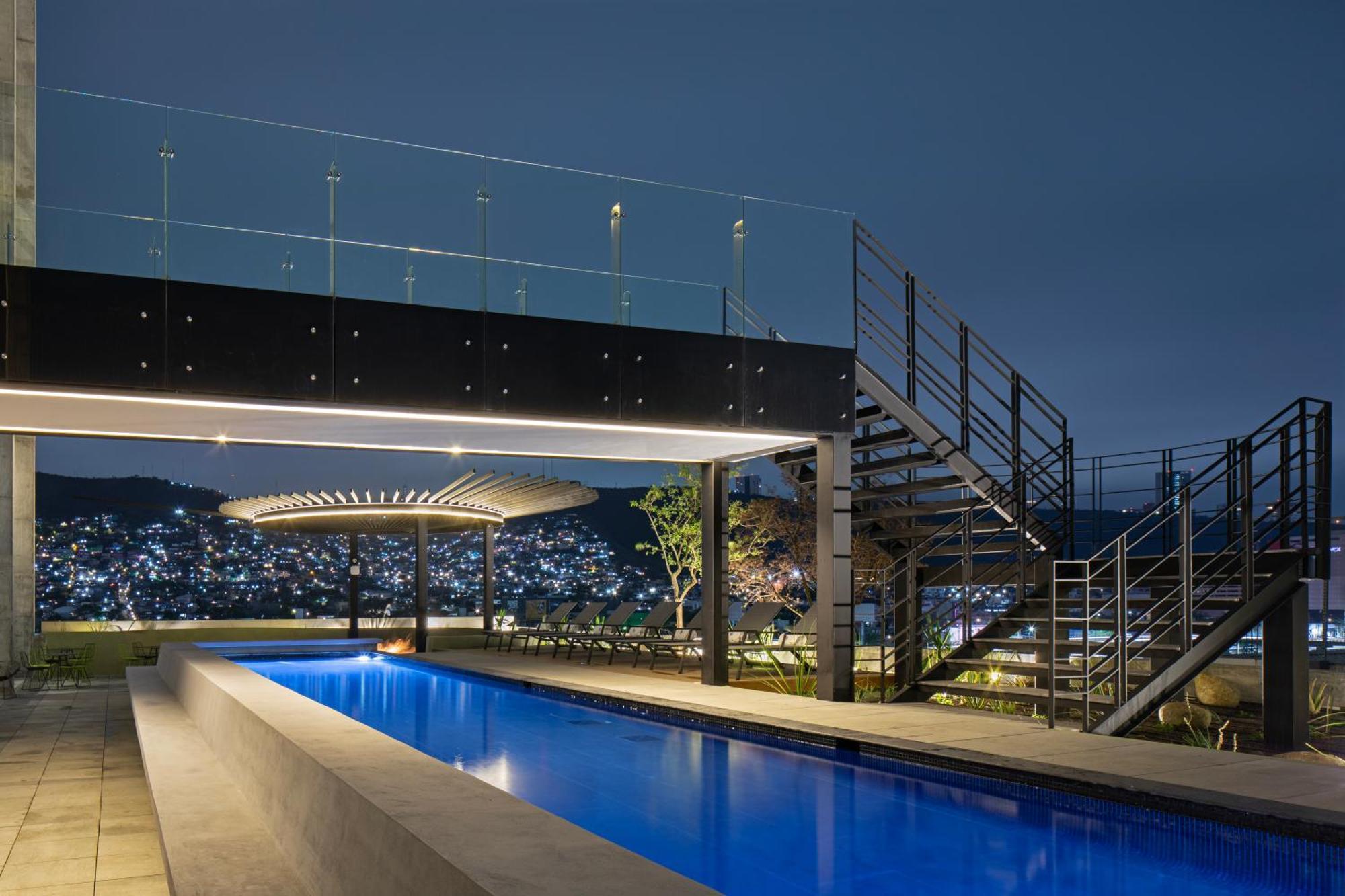 Galeria Plaza Monterrey 호텔 외부 사진 Rooftop pool at the hotel