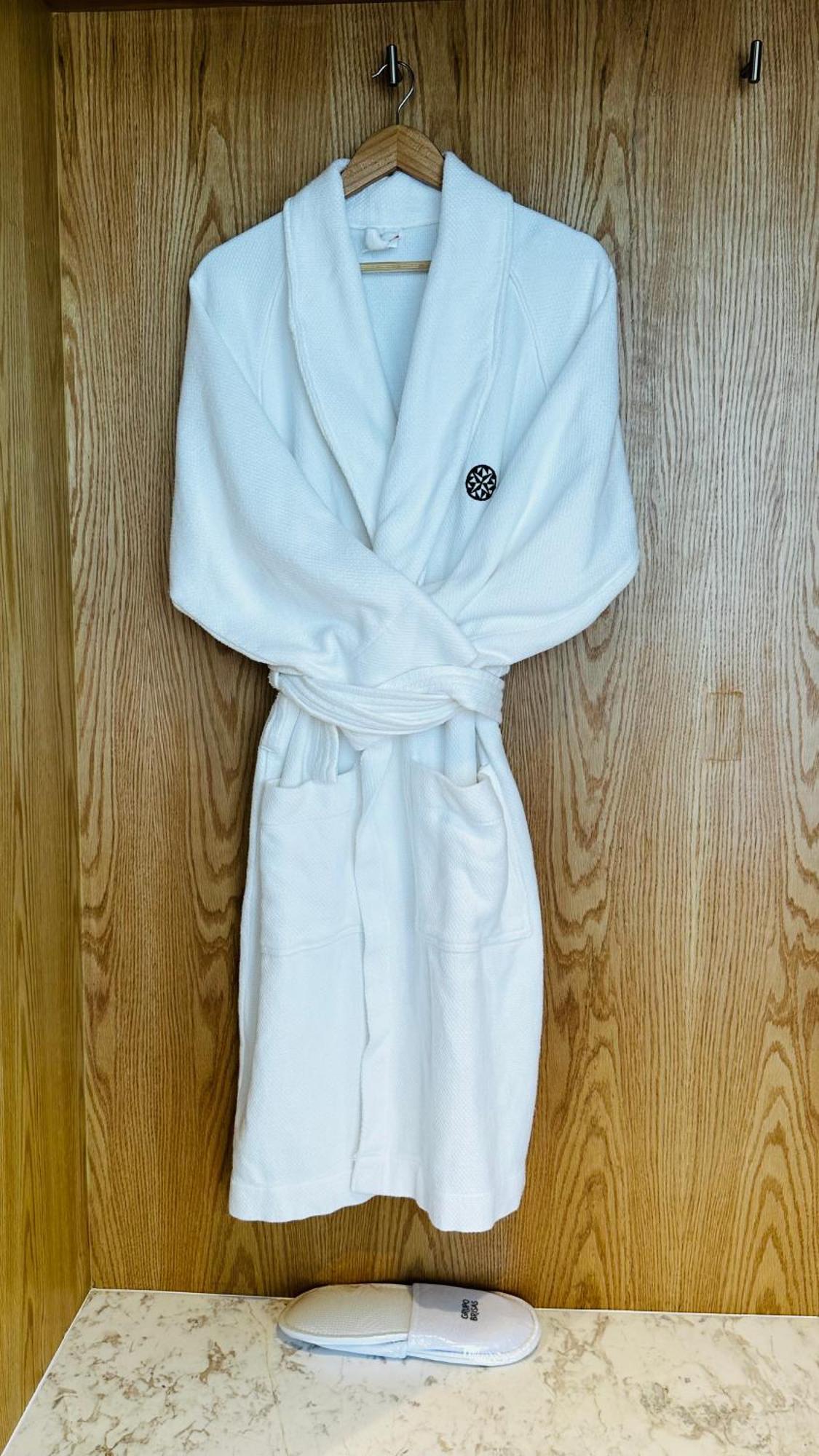 Galeria Plaza Monterrey 호텔 객실 사진 A bathrobe